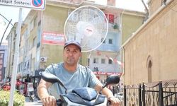 Kırşehir'de Sıcaktan Bunalan Elektrikli Motorcu Vantilatörle Serinliyor