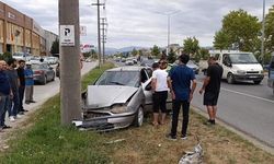 Kontrolden çıkan otomobil beton direğe çarptı: 1 yaralı