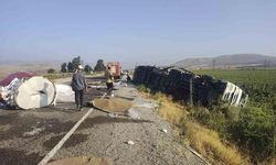 Kumlu'da Tır Kazasında Yola Devrilen Rulo Saclar Trafiği Aksattı