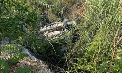 Manavgat'ta Kontrolden Çıkan Otomobil Dereye Uçtu, Sürücü Yaralandı