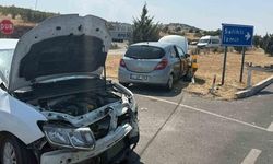 Manisa Kula'da D300 Karayolu Kavşağında Otomobiller Çarpıştı: 1 Yaralı