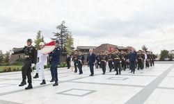 Milli Savunma Bakanı Güler'den Devlet Büyükleri Anıt Mezarlığı Ziyareti ve 30 Ağustos Mesajı