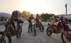 Motocross Enduro Yarışçıları Orman Yangınında İkmal Desteği Sağlıyor