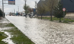 Niğde'de Sağanak Yağışlar Trafiği ve Günlük Hayatı Olumsuz Etkiledi