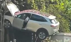 Otomobilin Asılı Kaldığı Anlar Kameralara Yansıdı