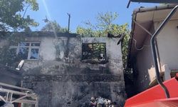 Pendik'te metruk ev yangını yan binaya sıçradı, itfaiye müdahalesiyle kontrol altına alındı