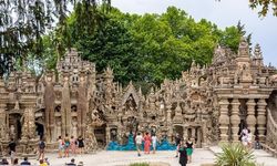 Postacı Cheval'in 33 Yıllık Eseri Palais Idéal Sarayı Ziyaretçi Akınına Uğruyor
