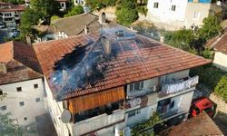 Safranbolu'da 3 Katlı Evin Çatısında Çıkan Yangın Büyümeden Söndürüldü