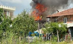 Sakarya Hendek'te İki Katlı Ahşap Evde Çıkan Yangın Kontrol Altına Alındı