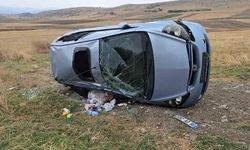 Samsun Vezirköprü'de Otomobil Şarampole Devrildi: 1,5 Aylık Bebek Dahil 3 Kişi Yaralandı