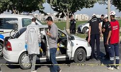 Şanlıurfa'da Kırmızı Işıkta Otomobile Silahlı ve Bıçaklı Saldırı: 1 Ölü, 2 Yaralı