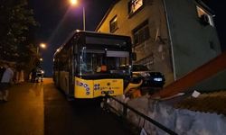 Sarıyer'de İETT Otobüsü Kaygan Yolda Bariyerlere Çarptı