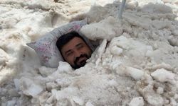Sıcaktan Bunalanlar Kara Gömülerek Serinliyor