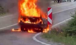 Sinop Ayancık'ta Seyir Halindeki Otomobil Alev Aldı