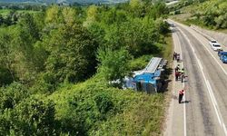 Sinop'ta Virajı Alamayan Un Yüklü Tır Yan Yattı: 3 Kişi Yaralandı