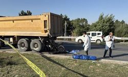 Sivas'ta Kırmızı Işıkta Bekleyen Kamyona Çarpan Motosiklet Sürücüsü Hayatını Kaybetti