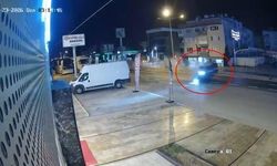 Takla Atan Otomobil Üst Geçidin Merdivenlerine Çarptı, Olay Anı Kamerada
