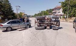 Tokat'ta otomobil ile traktör çarpıştı, traktör yan yattı