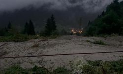 Trabzon Çaykara'da aşırı yağış sonrası Koşon Deresi taştı, yol ulaşıma kapandı