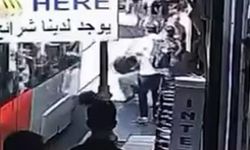 Tramvay Yoluna Devrilen Bebeği Son Anda Kurtarma Anı