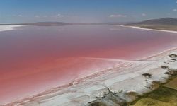 Tuz Gölü'nde Şifa Arayanların Dikkatini Çeken Pembe Renk Değişimi