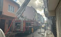 Uşak'ta İki Katlı Binanın Çatı Katında Çıkan Yangın Kontrol Altına Alındı