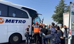 Uşak'ta yolcu otobüsünün kamyona çarpması sonucu ağır yaralanan muavin hayatını kaybetti