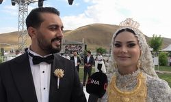 Van Çaldıran'da Nihat Avcı'nın Oğlunun Düğününde Milyonluk Takılar ve Para Yağmuru