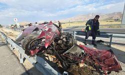 Van Gürpınar'da Trafik Kazası: Otomobil Bariyerlere Çarptı, 4 Kişi Yaralandı