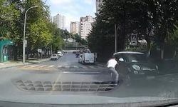 Yokuşta Kaymaya Başlayan Otomobili Canını Hiçe Sayarak Durdurdu