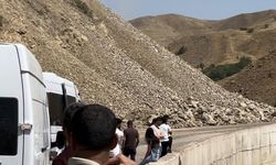 Yüksekova-Van Karayolunda Kaya Düşmesi Ulaşımı Aksattı
