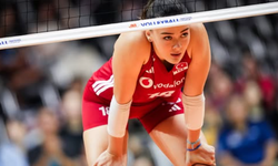 Zehra Güneş Milli Takımlar Gala Gecesi'nde Kırmızı Elbisesiyle Göz Kamaştırdı