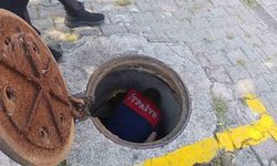 Zonguldak'ta Kanalizasyon Borusuna Sıkışan Yavru Kedi İtfaiye Ekiplerince Kurtarıldı