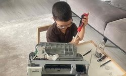 4 Yaşındaki Eymen Elektronik Cihazları Söküp İnceliyor