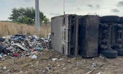 Adana'da atık taşıyan tır devrildi, sürücü yaralandı