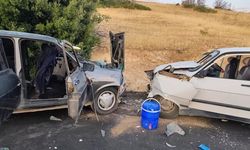 Adıyaman Besni'de İki Otomobil Çarpıştı: 8 Kişi Yaralandı