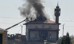 Ağrı'da cami çatısında çıkan yangın korkuya yol açtı