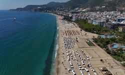 Alanya'da 1 Eylül Sıcaklığıyla Turistler Sahillere Akın Etti