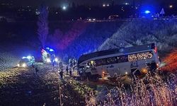 Amasya Merzifon'da yolcu otobüsü şarampole devrildi: 24 yaralı