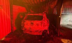 Antalya'da garaj yangını otomobili ve binayı zarar verdi