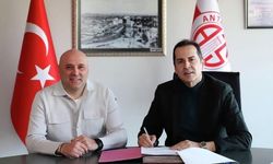Antalyaspor Osman Özköylü ile teknik direktörlük sözleşmesi imzaladı