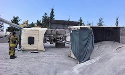Arsuz'da devrilen kum yüklü kamyonun sürücüsü yaralandı
