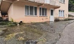Artvin'de 35 yıllık evin altından 8 aydır su çıkıyor
