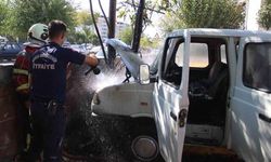 Aydın Efeler'de Park Halindeki Kamyonet Yangın Sonrası Kullanılamaz Hale Geldi