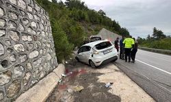 Bartın Amasra'da otomobil istinat duvarına çarptı, 3 kişi yaralandı