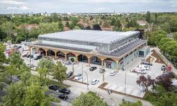 Berlin'de Çatıdaki Dev Serada Yetiştirilen Marullar Markette Satışa Sunuluyor
