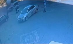 Beton mikseri ile otomobilin karıştığı trafik kazası kameraya yansıdı