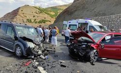 Bingöl Karlıova'da hafif ticari araç ile otomobil çarpıştı, 5 kişi yaralandı