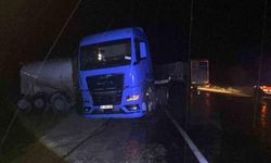Bolu Mudurnu'da Yağmur Nedeniyle Kayan Tır İki Sürücünün Yaralanmasına Yol Açtı