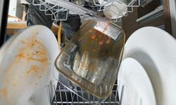 Bulaşık makinesinde yıkanmaması gereken mutfak gereçleri ve riskleri